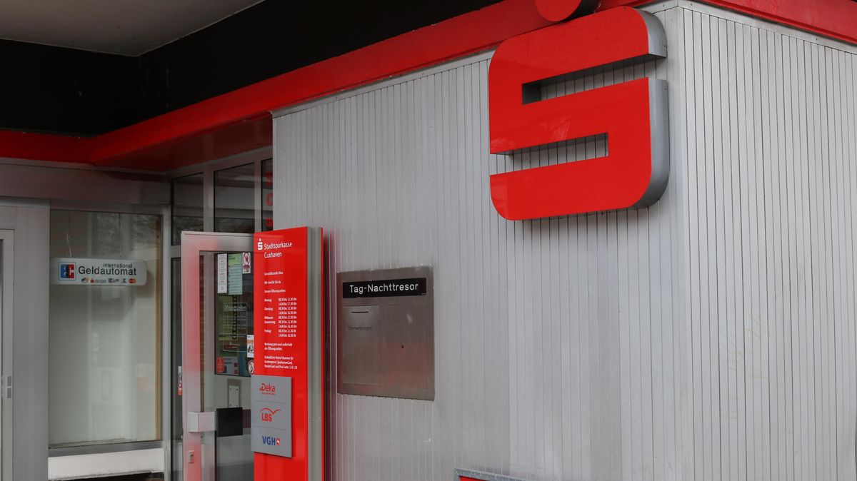 Die Geschäftsstelle in Döse der Stadtsparkasse Cuxhaven wird es nicht mehr lange geben. Die Filiale wird ebenso geschlossen wie sechs weitere. Archivfoto: Koppe