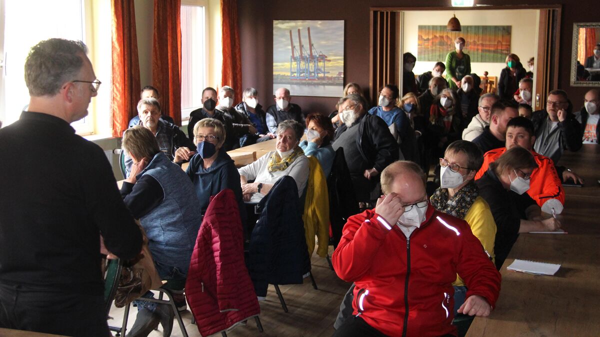 Erster Kreisrat Friedhelm Ottens erläuterte den zahlreichen Neuhäusern den Sachstand im Versammlungsraum in der Festhalle.