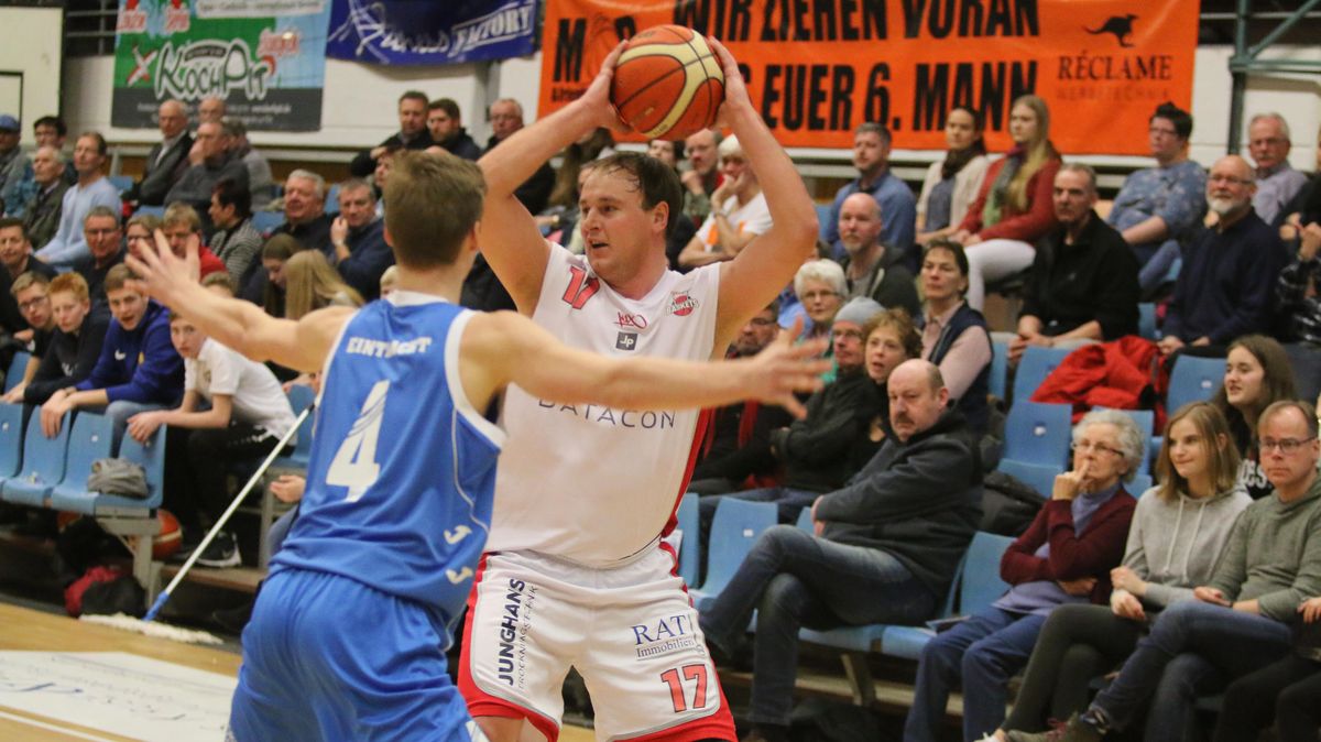 Andreas Hasenkamm hält dem Verein die Treue. Der Publikumsliebling wird auch in der 2. Regionalliga das Trikot der Cuxhaven Baskets überstreifen. Foto: Lütt