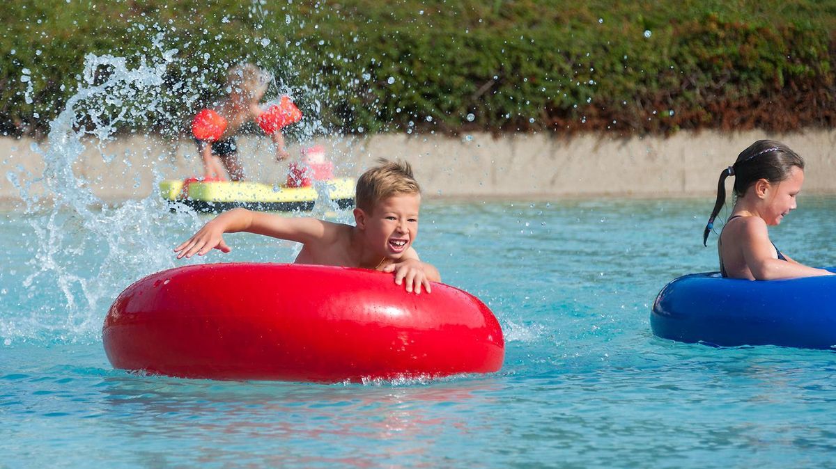 Das Wingster Schwimmbad bot auch im Corona-Sommer Abkühlung und Unterhaltung. Das ändert aber nichts an der Tatsache, dass das Hallen- und Freibad und die Otterndorfer Sole-Therme defizitär arbeiten. Corona sorgte (und sorgt) für zusätzliche Probleme: Wegen strenger Hygiene-Auflagen ist der Besucherzustrom in den Hadler Bädern begrenzt. Foto: Otten