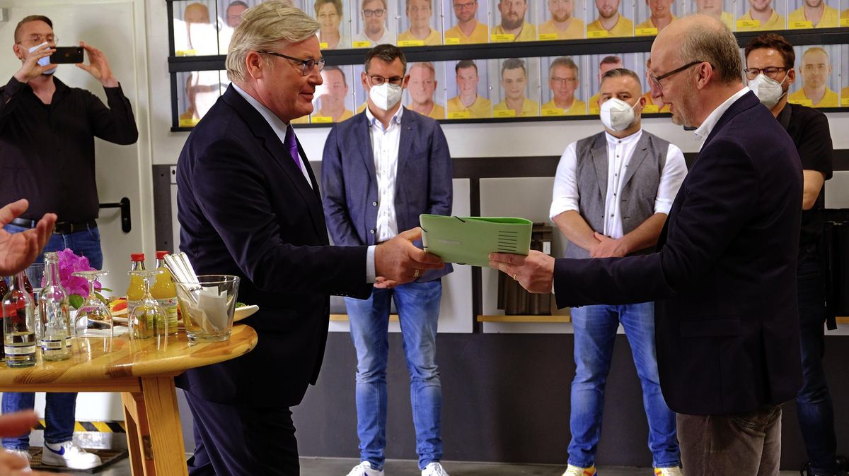 Der niedersächische Wirtschaftsminister Bernd Althusmann (CDU, links) hat bei einem Besuch in Cuxhaven einen Förderbescheid des Landes in Höhe von 1,9 Millionen Euro an Heiko Sowade, Geschäftsführer des gleichnamigen Dachdeckerbetriebs, überreicht. Foto: Tonn