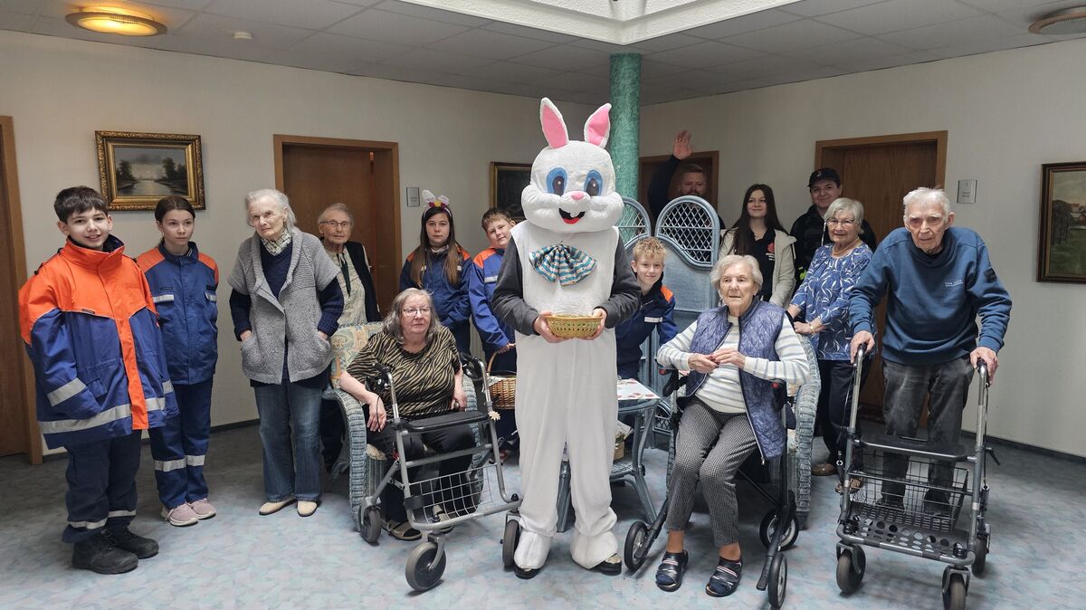 Überrascht sind die Bewohner, als der Osterhase mit mehreren Kindern bei ihnen vorbeikommt, um Ostergrüße zu überbringen. Foto: Lange