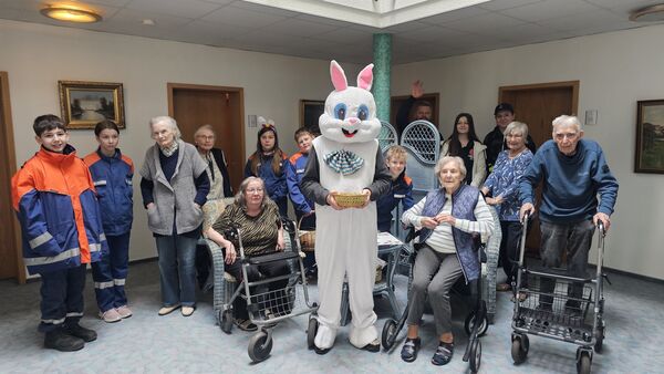 Geglückte Aktion in Hemmoor: Jugendfeuerwehr verteilt 150 Ostereier an Senioren