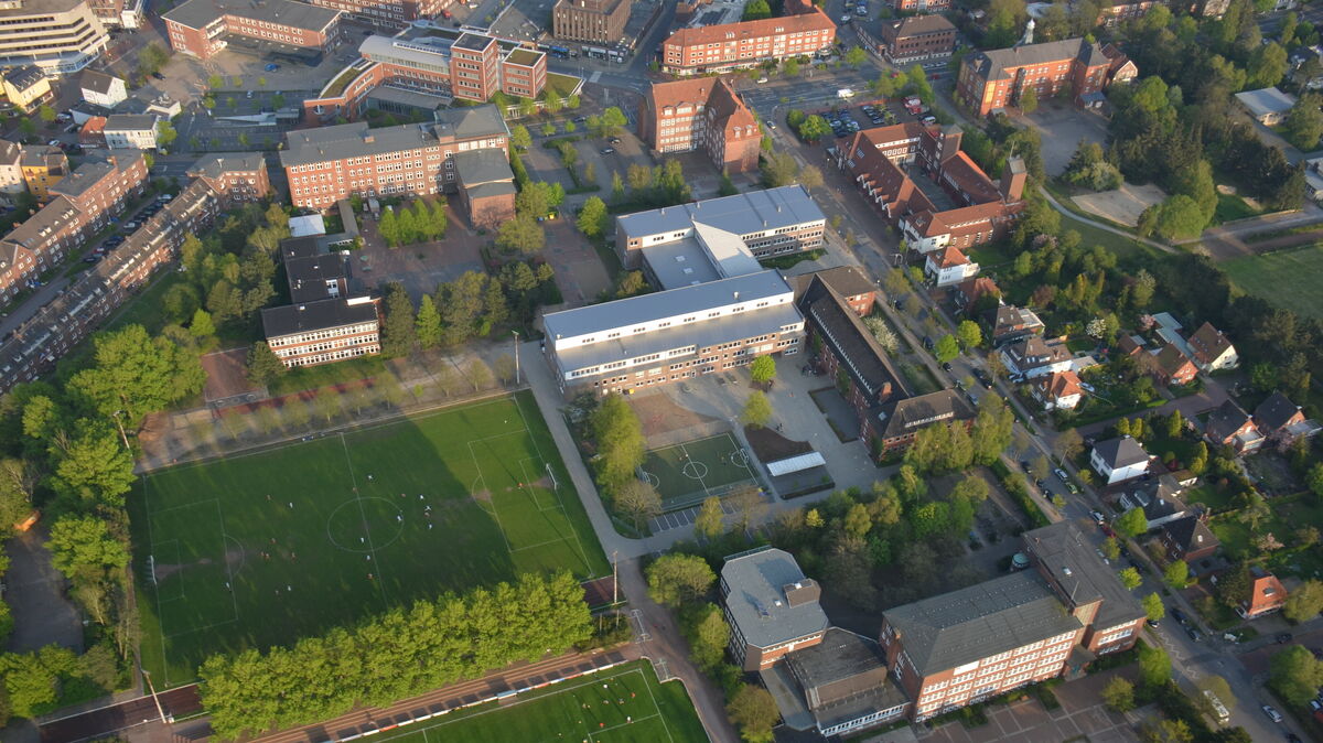 Das Schulviertel in Cuxhaven: Am Amandus-Abendroth-Gymnasium (oben) ging die Drohung über die Kommunikationsplattform ein. Foto: Schröder