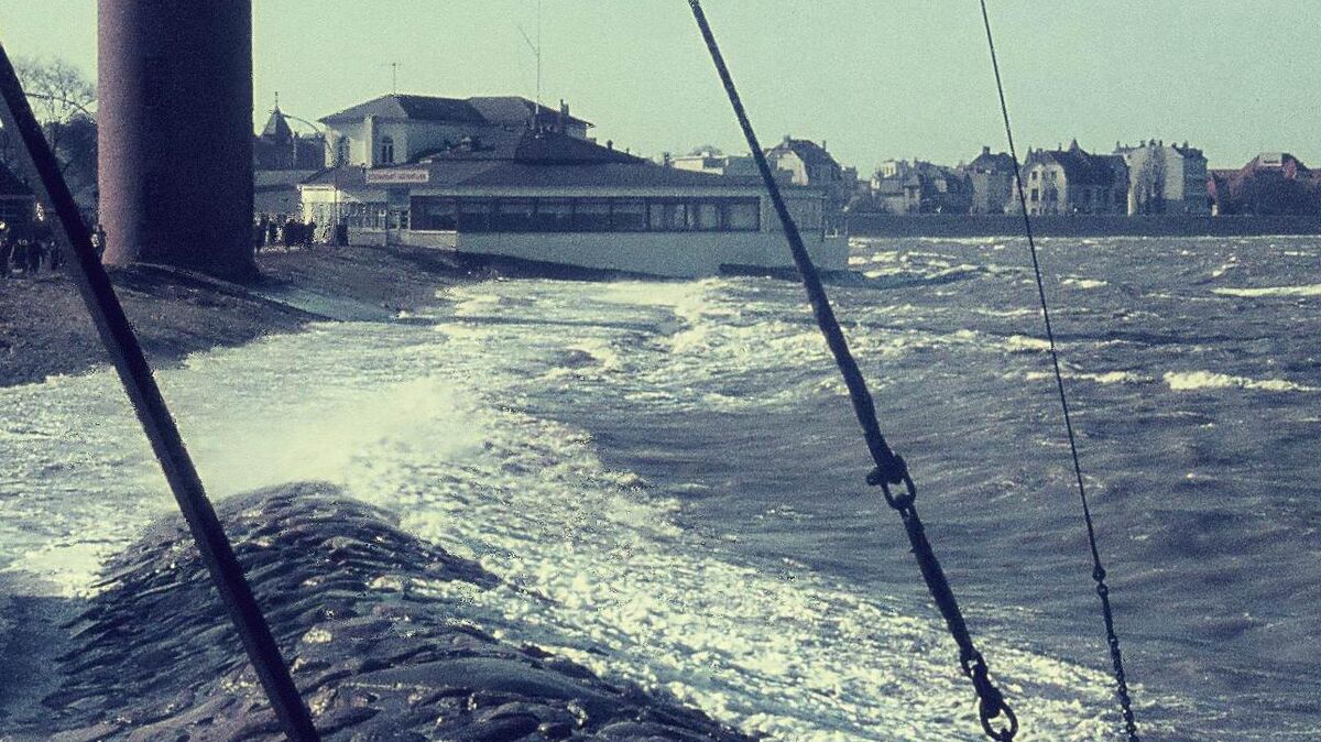 Das Wasser knabbert am Seepavillon in Cuxhaven: Kaum ein Ereignis wühlt viele Norddeutsche bis heute so auf wie die Sturmflut von 1962. Ausgelöst durch einen Orkan rollt in der Nacht vom 16. auf den 17. Februar eine gewaltige Flutwelle von der Nordsee die Elbe hinauf, zerstört Deiche, reißt Häuser und Wohnungen weg. Foto: CN/NEZ-Archiv