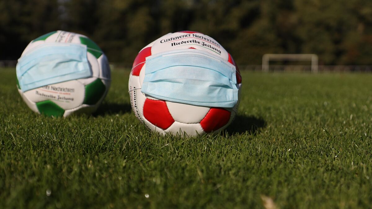 Noch ruhen die Bälle nicht. Der Spielbetrieb im Fußball soll vorerst fortgesetzt werden - allerdings unter verschärften Bedingungen. Foto: Unruh