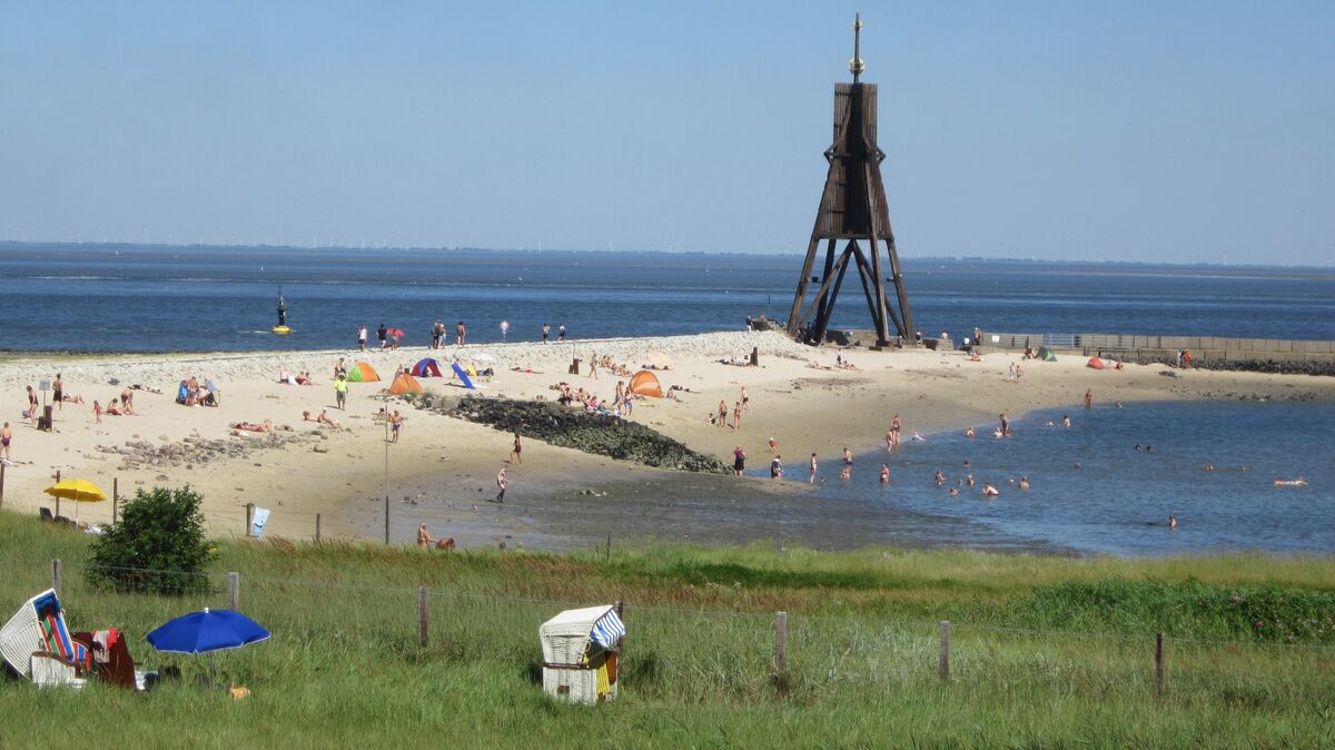 Das etwa sieben Hektar große Becken hinter dem Kugelbakedamm wurde ab 1939 angelegt und diente in den 1960er-Jahren noch als Bauhafen für den Leitdamm. Inzwischen liegt es weitgehend brach, Baden ist verboten. Doch die Überlegungen zur Umgestaltung laufen. Foto: CN-Archiv