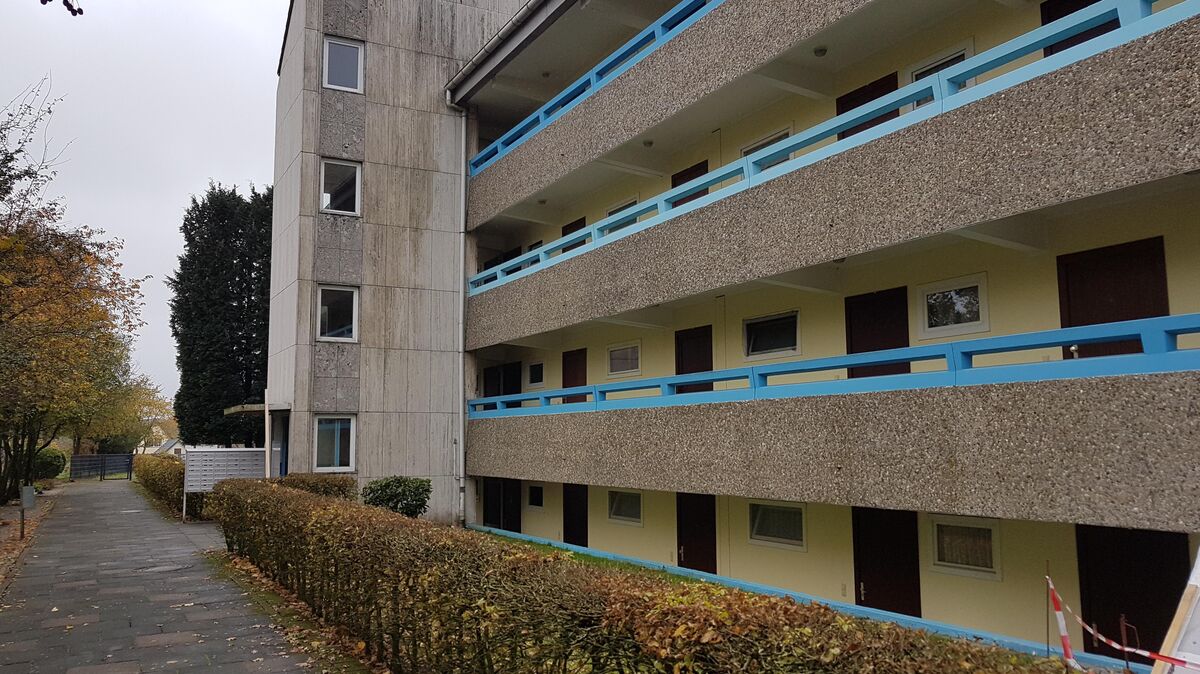 In einem der Wohnblöcke, die Anfang der 70er Jahre in Stotel gebaut wurden, soll der tödliche Schuss gefallen sein. Foto: Melchers