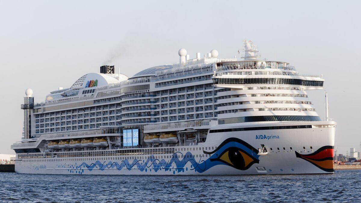 Die Passagiere und Besatzung des 300 Meter langen Kreuzliners "Aidaprima" - hier 2016 in Hamburg zu sehen - sitzen im Sturm "Ylenia" vor Helgoland fest. Foto: Markus Scholz
