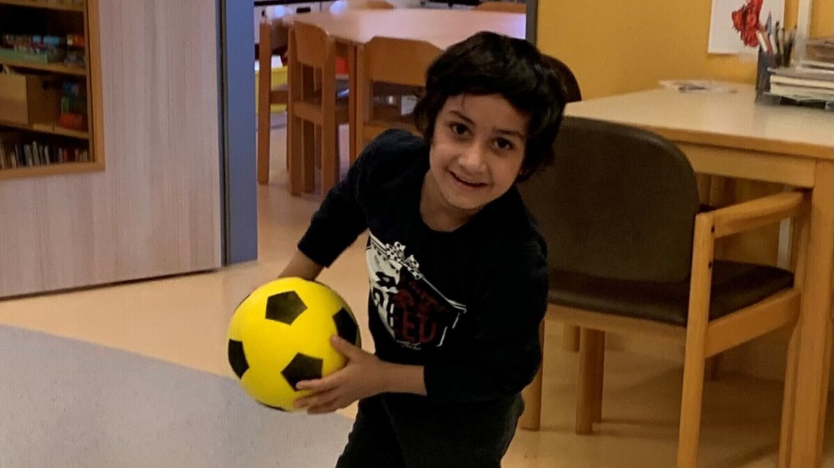 Über die Flure der Kinderstation zu toben und Fußball zu spielen, ist für Fahim nur vier Wochen nach der aufwendigen Operation kein Problem. Foto: Recht