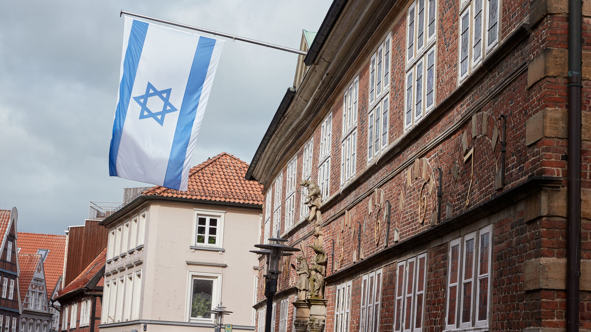 Innerhalb weniger Wochen kam es zu mehreren Vorfällen mit Israel-Flaggen (hier über dem Eingang des Historischen Rathauses in Stade) im Landkreis Stade. Symbolfoto: Georg Wendt/dpa