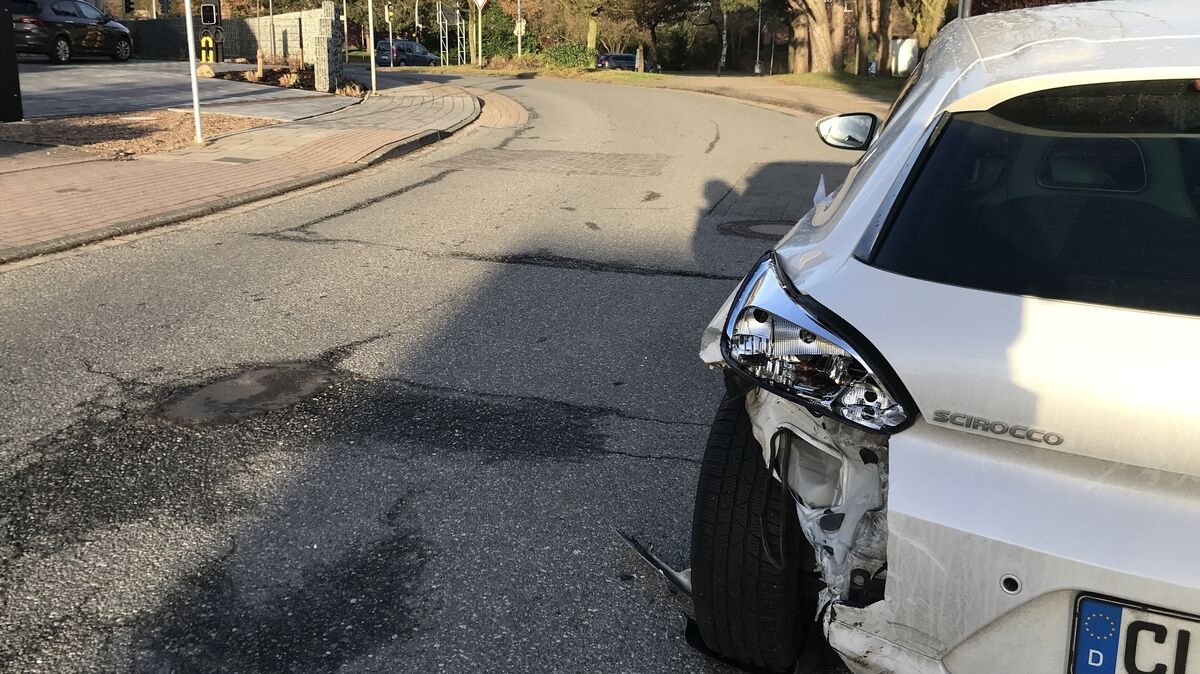 Dieser offensichtlich durch einen Unfall beim Vorbeifahren erheblich beschädigte VW Scirocco stand mehrere Tage lang in der Robert-Koch-Straße. Hinten der Kreuzungsbereich zur Hauptstraße. Foto: Reese-Winne