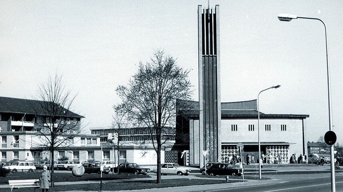 Viel Betrieb rund um die Kirche in den 70ern. Links steht schon das Pfarrzentrum, im Hintergrund die im November 1974 fertiggestellten Berufsbildenden Schulen Cuxhaven. Foto: CNV-Archiv