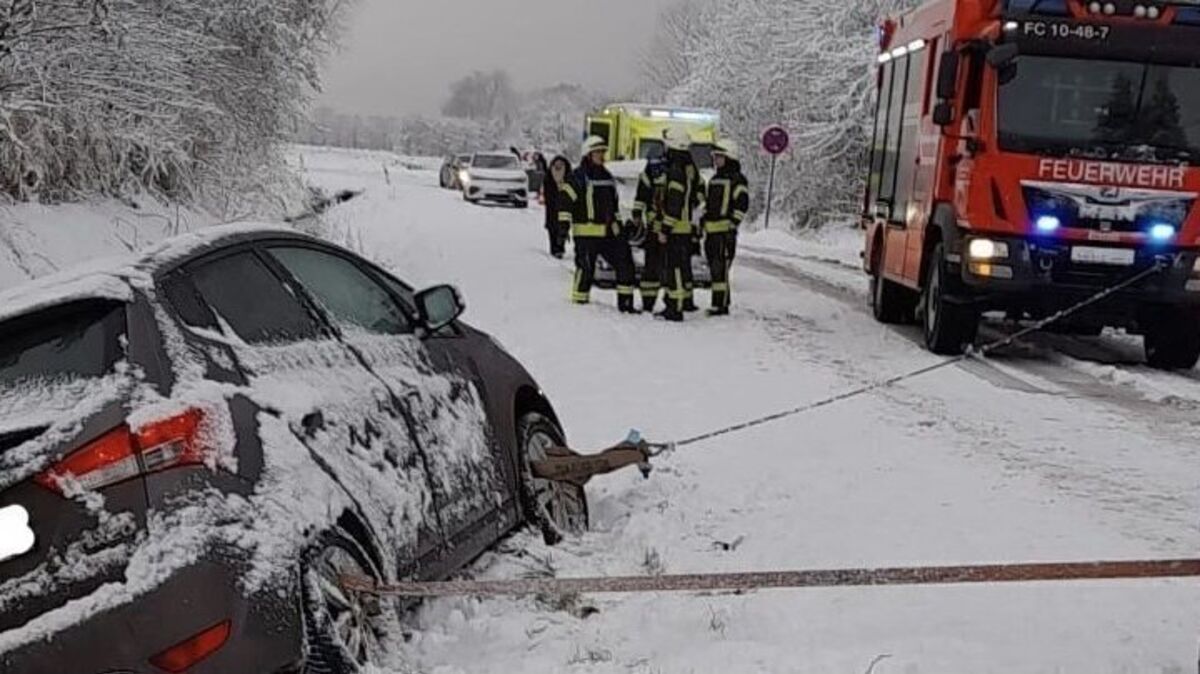 Das Fahrzeug wurde an Vorder- und Hinterachse vor dem
Abrutschen in den Graben gesichert. Foto: Feuerwehr Otterndorf