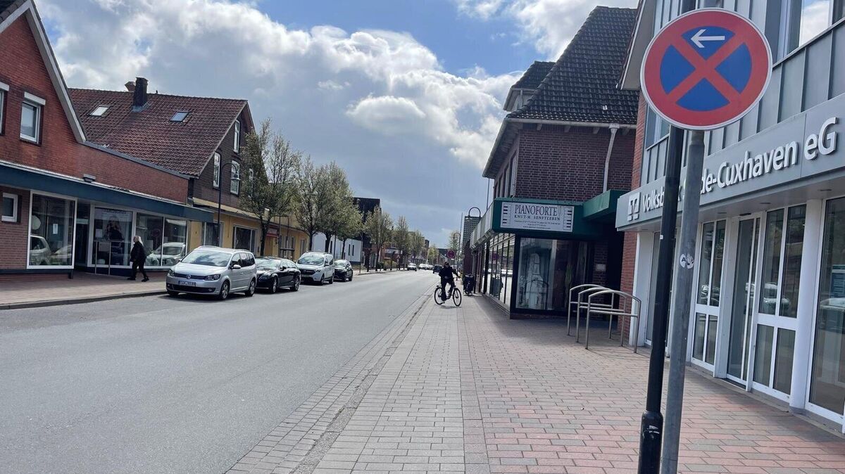 Der Landkreis Cuxhaven hat schon Halteverbotsschilder in der Cadenberger Bahnhofstraße aufgestellt, um für besseren Durchgangsverkehr zu sorgen und die Gefahrenlage zu entschärfen. Foto: Kramp