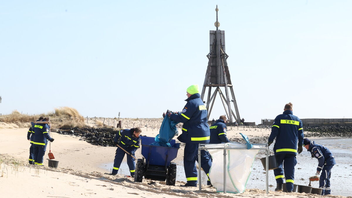 Einsatzkräfte des THW bei der Übung zur Ölunfallbekämpfung am Strand vor der Kugelbake. Foto: Larschow