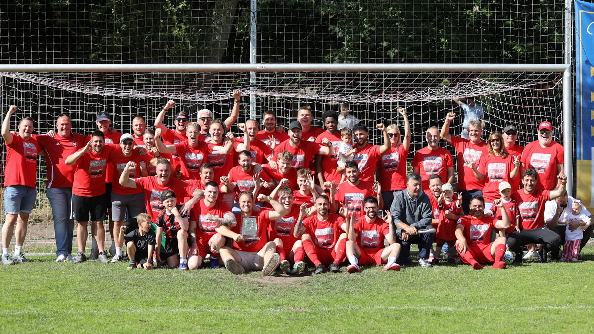 Kreisliga-Meister 2026: Der Duhner SC feiert den größten sportlichen Erfolg der Vereinsgeschichte mit dem Meistertitel und damit verbundenem Bezirksliga-Aufstieg. Foto: Unruh