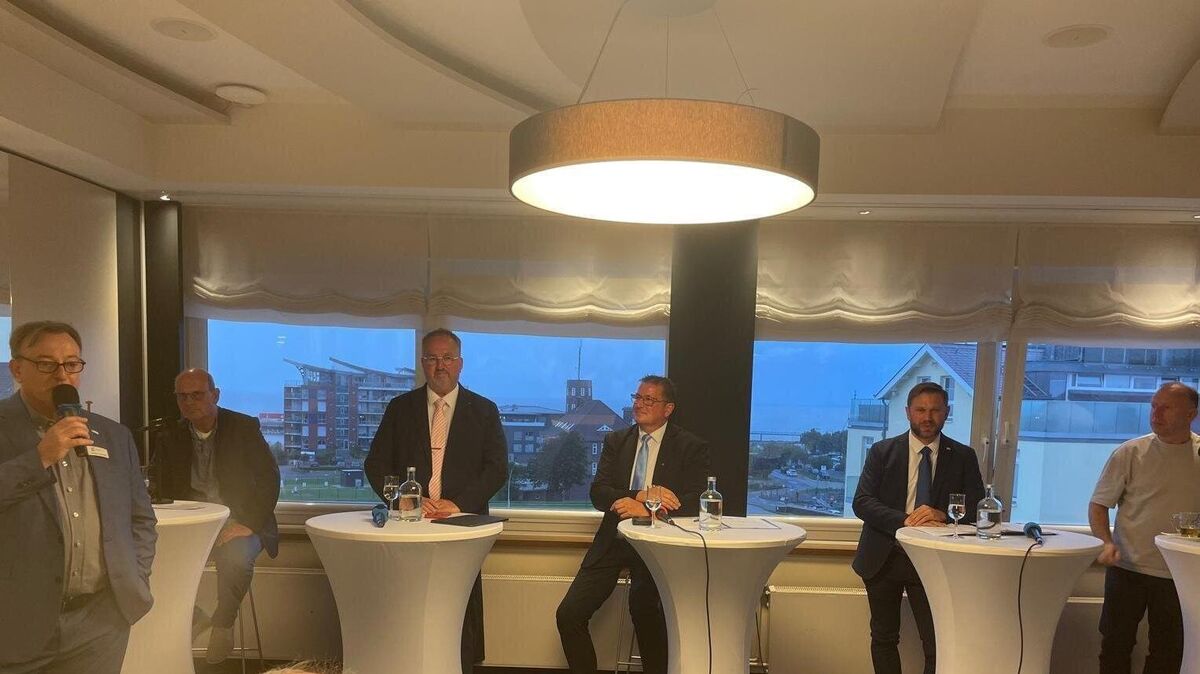 Dietmar Rehfeldt und Ulrich Rohde mit den OB-Kandidaten Uwe Santjer, Thomas Brunken, Alexander Bremer und Günter Wichert (v.l.). Foto: Kramp