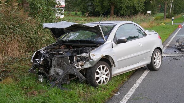 Unfall auf der B73 in Wingst: Drei Fahrzeuge beschädigt und mehrere Menschen verletzt