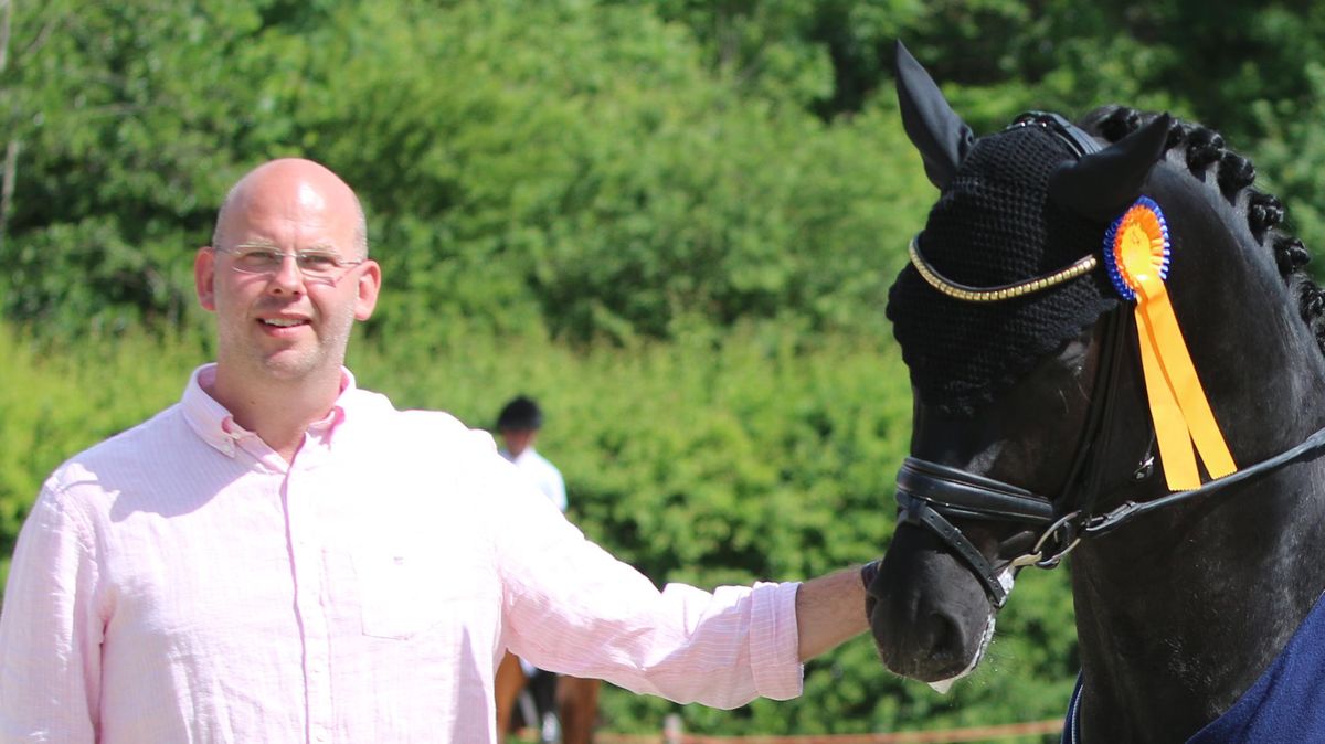 Peter Bösch, Vorsitzender des Reitvereins Bülkau, freut sich darüber, dass Prüfungen für Kinder angeboten werden. Der Nachwuchs habe schließlich schon eineinhalb Jahre keinen Wettkampf gehabt. Foto: Lütt