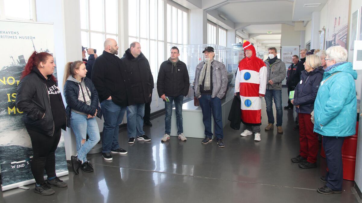 Von den (zusammen genommen) 3000 Gruppenmitgliedern kamen einige Dutzend zum "Kennenlern"-Treffen in Cuxhaven. Zu besprechen gab es trotzdem jede Menge, nicht zuletzt, weil sich aktuell ein Verein zur Wiederbelebung der Cuxhaven-Brunsbüttel-Verbindung gegründet hat. Foto: Koppe