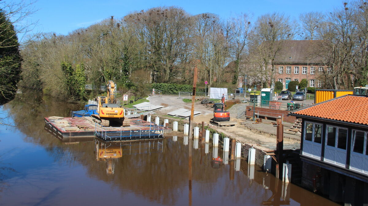 Die Schönheits- und Verjüngungskur des großen Speckens in Otterndorf dauert an. Schon seit einigen Jahren ist die Ufermauer sanierungsbedürftig. Foto: Kramp