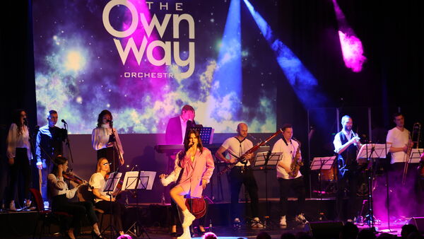 Energiegeladenes Benefizkonzert in Cuxhaven: Ukrainer rocken die Kugelbake-Halle