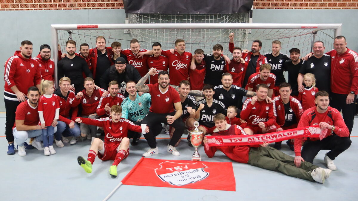 Der TSV Altenwalde hat den „Cherry-Cup“ gewonnen. Im letzten Spiel des Turniers besiegten sie den großen Favoriten Rot-Weiss Cuxhaven und durften ausgelassen mit den Fans feiern. Fotos: Unruh