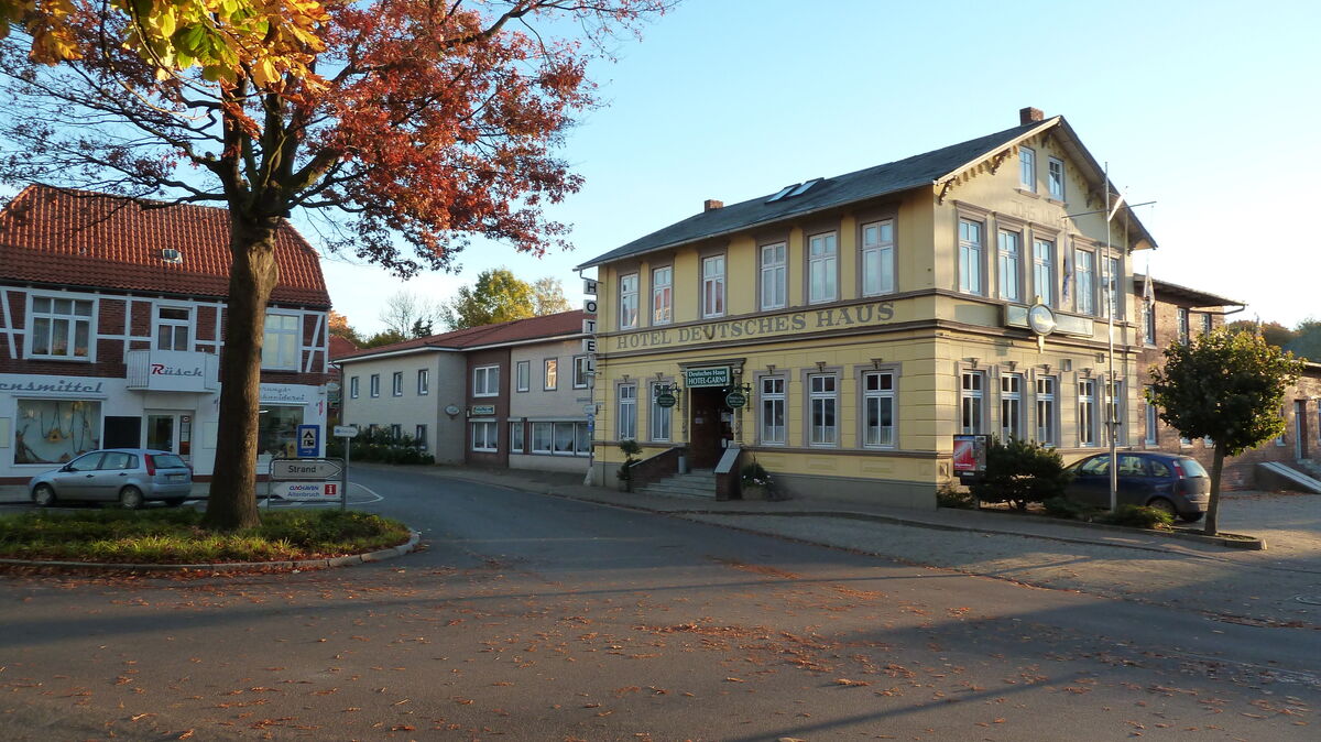 Das Archivbild zeigt die bisherige Verkehrssituation im Bereich der Einmündung Alter Weg/Altenbrucher Bahnhofstraße. Foto: Sassen