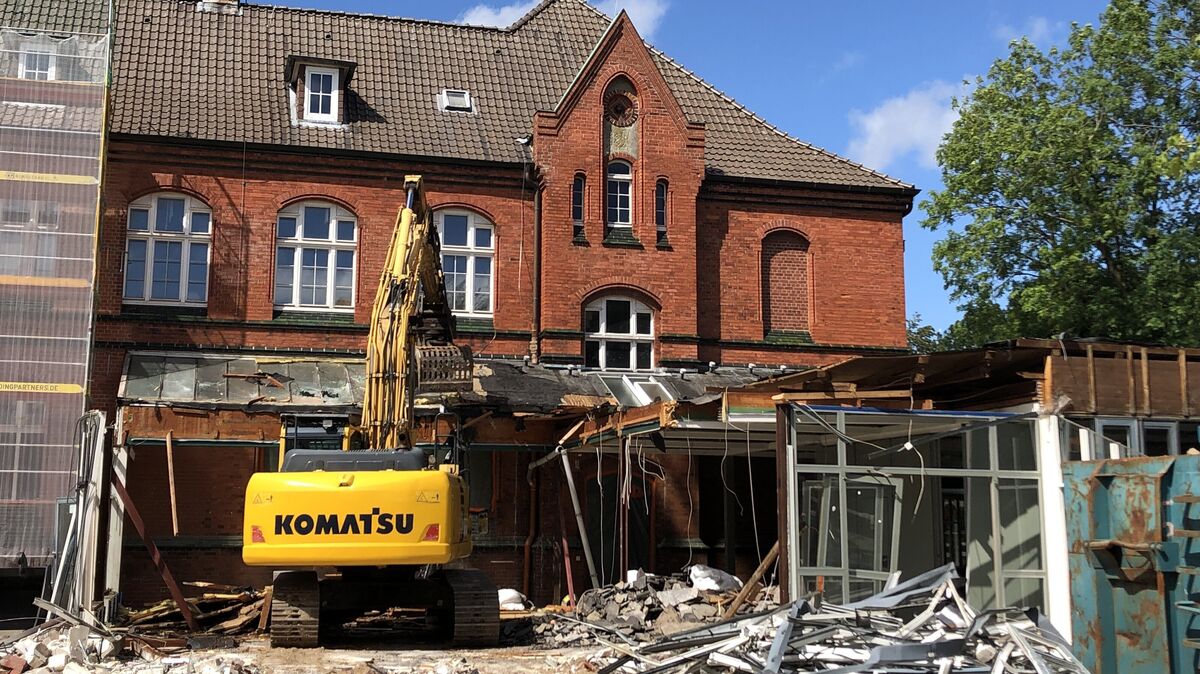 Die Sanierung und Erweiterung der Grundschule Otterndorf schreitet voran: Die Abrissbagger rücken dem "Glaskasten" der alten Förderschule auf die Pelle. Foto: Schröder
