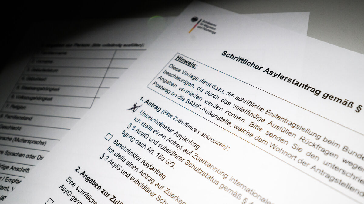 Ein schriftlicher Asylantrag des Bundesamts für Migration und Flüchtlinge (BAMF). Kolumbianer, die einen solchen Antrag stellen, haben kaum Aussicht auf Erfolg. Foto: Julian Stratenschulte / dpa