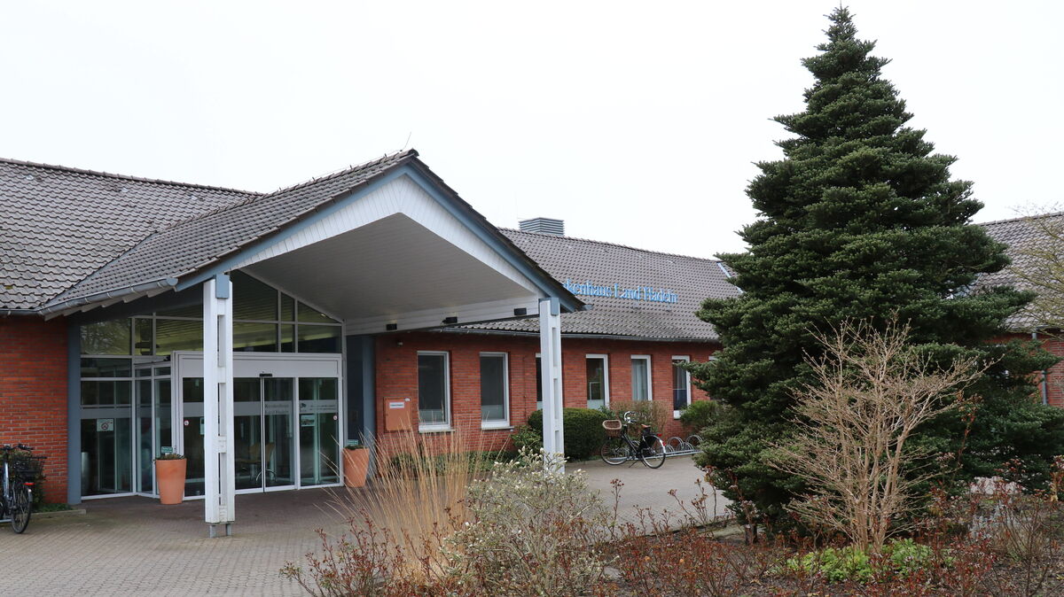 Das Krankenhaus Otterndorf wird künftig vom Landkreis Cuxhaven geführt. Die Samtgemeinde Land Hadeln reicht ihre Anteile an der Klinik weiter. Foto: Mangels