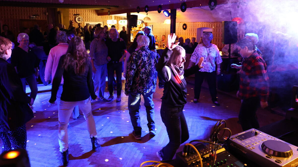 Die Tanzfläche im Dorfsaal von Osterbruch erstrahlt im Licht der alten Discokugel, während die Gäste ausgelassen tanzen. Foto Larschow