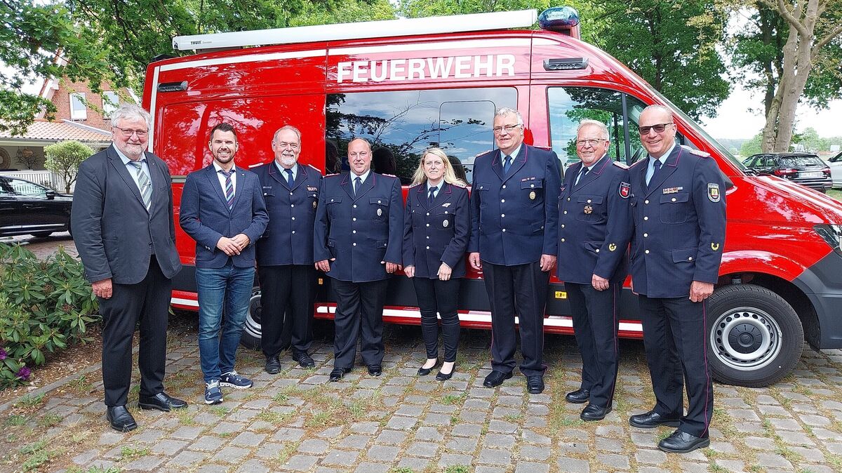 (v.l.) Bürgermeister Axel Quast, SG, Bgm. Frank Springer, Gem.
Bm. Gerhard Tiedeman, Ortsbm. Christoph Richters, stv. Ortsbrandmeisterin
Jale Söhl, Ehrenortsbm. Harald Tiedemann, Regierungsbm. Thomas Friedhoff und
Abschnittsleiter Ingo Graf. Foto: Jungclaus