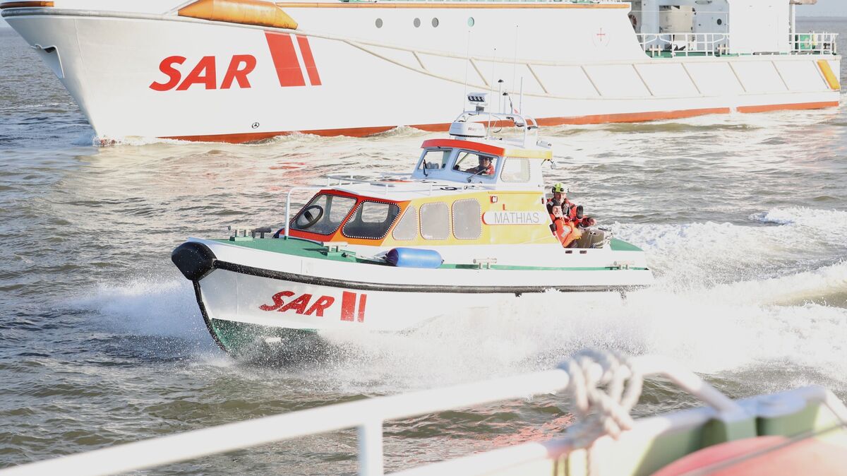 Das Beiboot "Mathias" des in Cuxhaven stationierten Rettungskreuzers „Anneliese Kramer“ fährt durch die Elbe. Im Hintergrund die "Hermann Marwede". Foto: Larschow