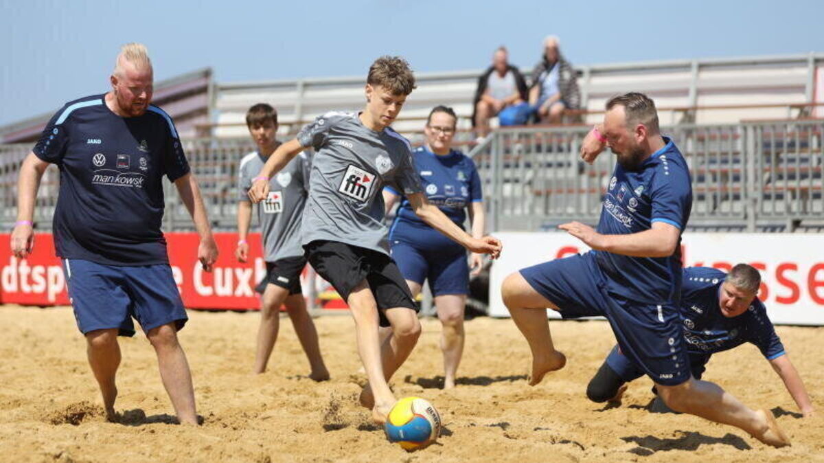 Beim Beachsoccer-Turnier in Cuxhaven zeigten Inklusionssportler, wie spannend ihr Sport ist. Foto: Unruh