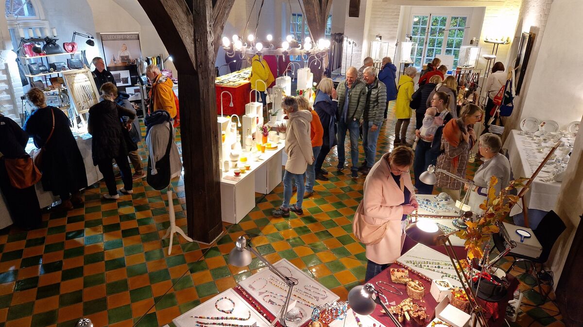 Kunsthandwerk & Design im Schloss Ritzebüttel: Schon am Sonnabend lockte die Ausstellung rund 600 Besucherinnen und Besucher an. Foto: Larschow