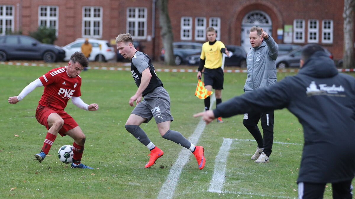 Zwei Torschützen im Zweikampf: Laurin Kimmich (TSV Altenwalde, rotes Trikot) erzielte die frühe Führung für die Gäste, Stefan Cordts startete mit seinem Treffer die Aufholjagd für den FC Cuxhaven. Foto: Unruh