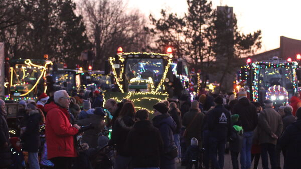 Lichterfahrt am Wochenende: Leuchtende Traktoren ziehen durch Cuxhavens Straßen