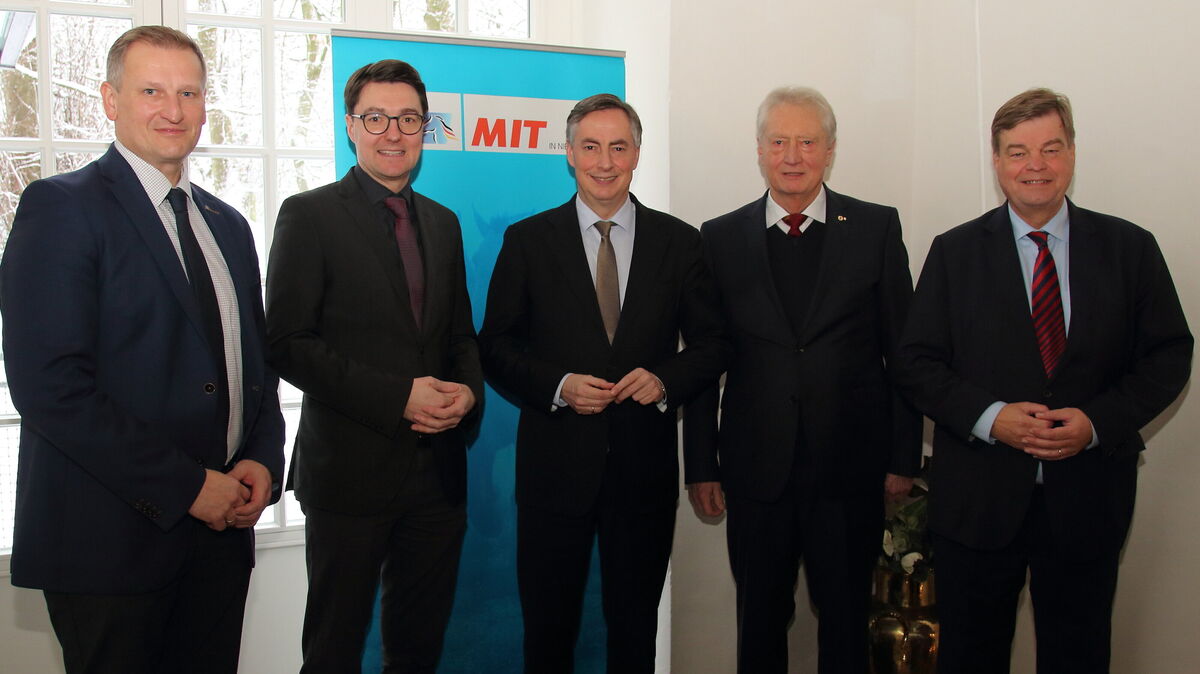 Die Redner des Neujahrsempfangs der CDU-Mittelstandsvereinigung: Im Schloss Ritzebüttel sprachen am Sonntag (v. l.) der CDU-Landtagsabgeordnete Claus Seebeck, sein Kollege im Deutschen Bundestag, Christoph Frauenpreiß, der Europaabgeordnete David McAllister, der MIT-Kreisvorsitzende Dirk Timmermann (Gastgeber) und der CDU-Kreis- und Bezirksvorsitzende Enak Ferlemann. Foto: Koppe