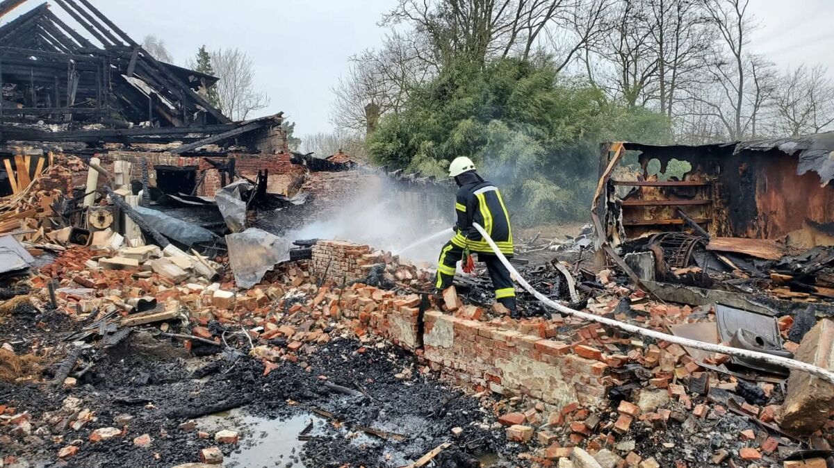Zwischen Schutt und Trümmern: Immer wieder aufflammende Glutnester beschäftigen die Feuerwehr. Foto: Jürgen Lange