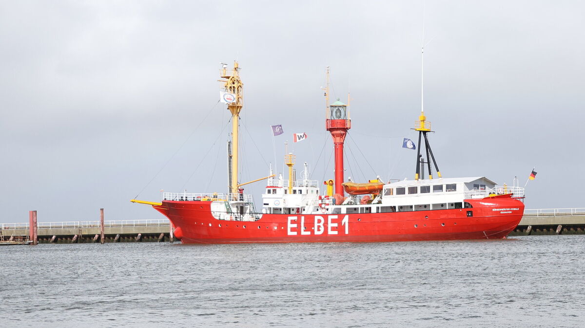 Die "Elbe 1" an ihrem Liegeplatz direkt an der Alten Liebe. Foto: Larschow