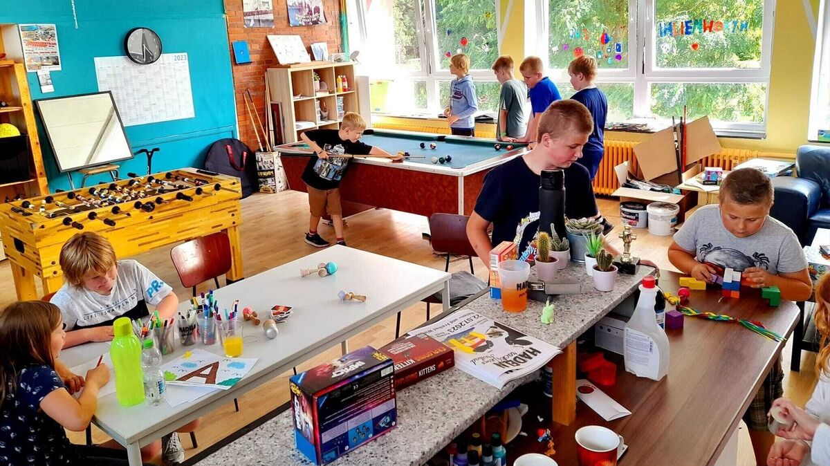 Jugendliche im Ihlienworther Jugendraum genießen kreative Aktivitäten und Tischspiele, bevor die Schließung im Juli droht. Foto: Paritätischer Cuxhaven