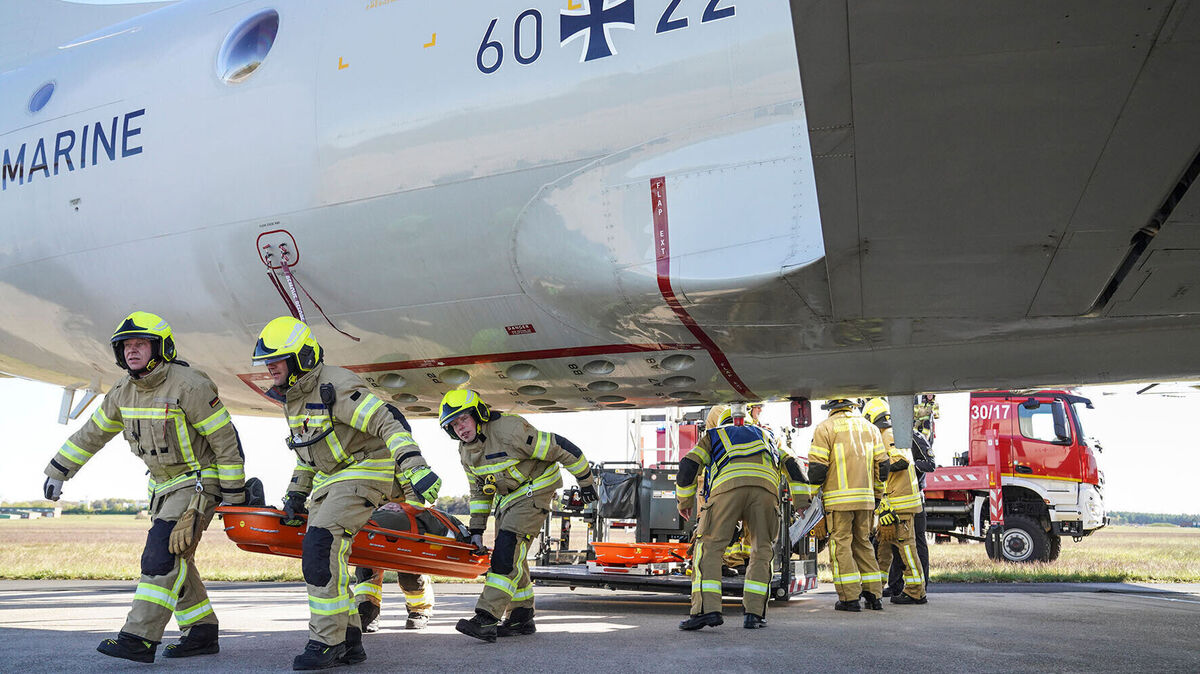 Allemannsmanöver bei der P-3C Orion: Die Fliegerhorst-Feuerwehr beim Abtransport einer verletzten Person. Foto: Beatrix Krone/Bundeswehr