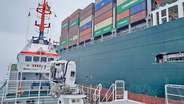 Seenotretter holen verletzten Seemann von Containerfrachter vor Helgoland