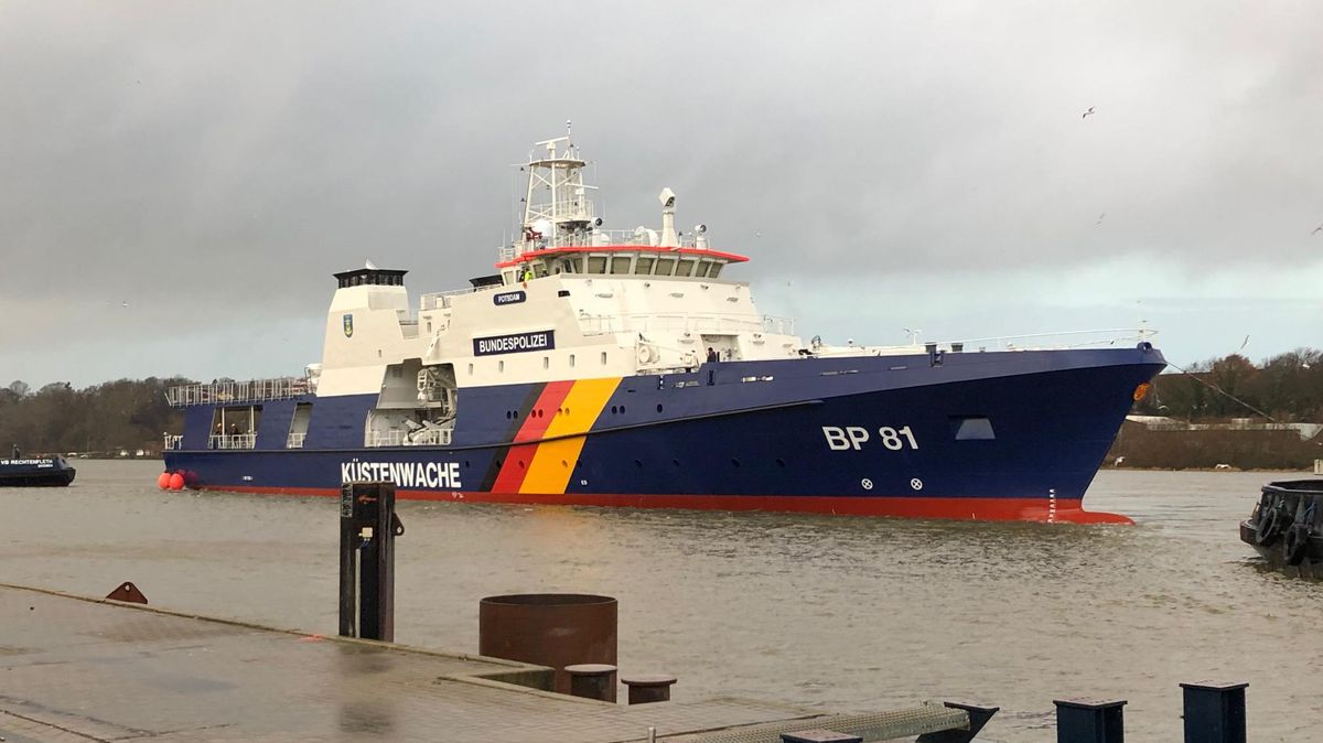 Am Freitag wird dieser Neubau auf der Werft Fassmer an der Weser auf den Namen "Potsdam" getauft. Das 86 Meter lange Schiff ist das Erste von drei Patrouillenboot, die der Bund für 180 Millionen Euro bauen lässt. Stationiert wird die "Potsdam" voraussichtlich im März 2019 in Cuxhaven. Heimathafen wird Neustadt in Holstein sein. Foto: Bundespolizei See