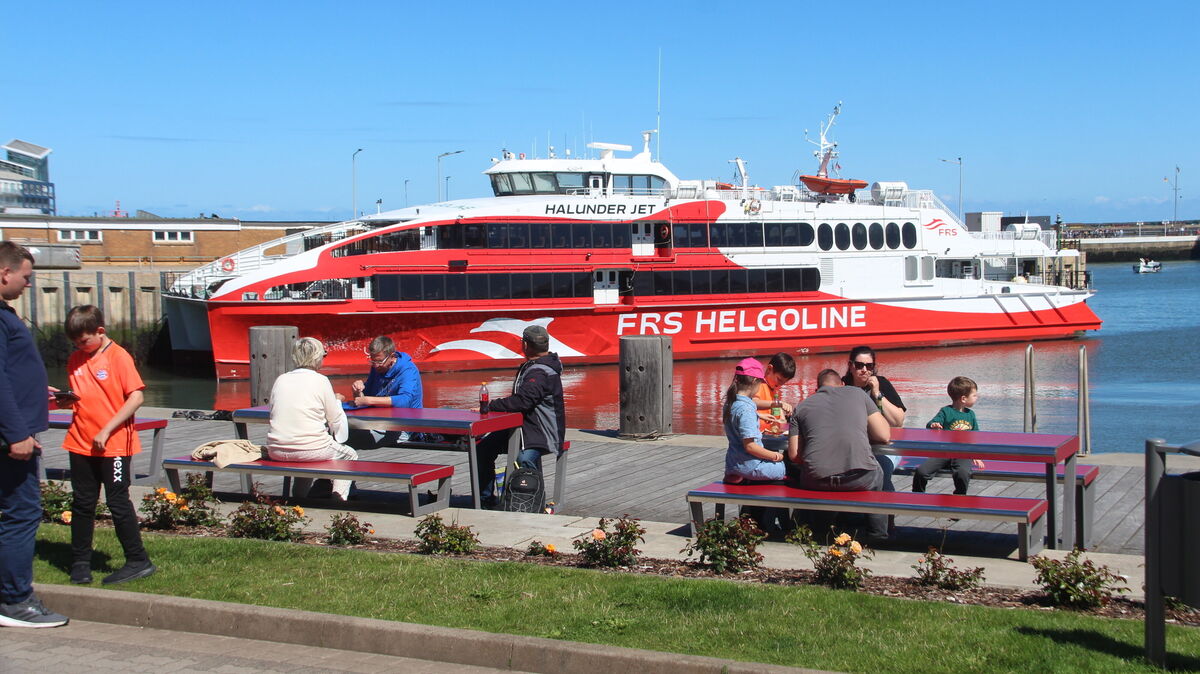 Der "Halunder Jet" legt im Binnenhafen vor der Hummerbudenzeile auif Helgoland  an. Foto: Kramp