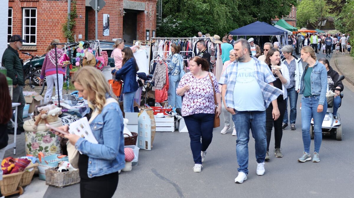 Bis 18 Uhr konnten die Besucher an den Flohmarktständen auf der Marktmeile stöbern und feilschen. Foto: Fischer