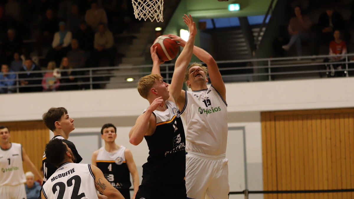 Christian Schneider (am Ball) brillierte vor allem im ersten Viertel. Er kam insgesamt auf 13 Punkte. Foto: Witthohn