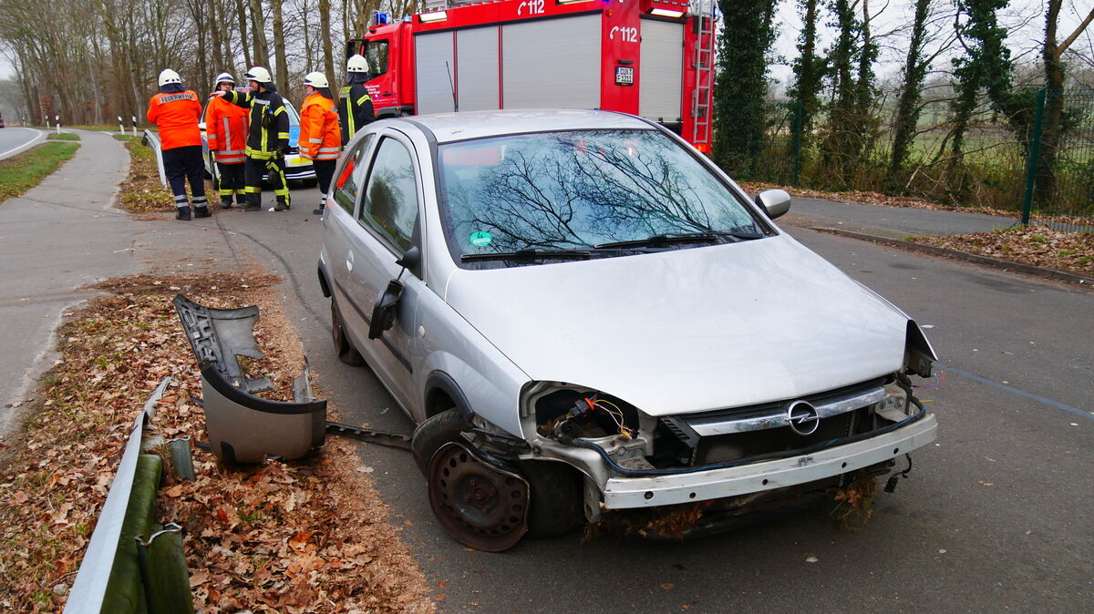 Der beschädigte Opel Corsa wurde von der Feuerwehr auf einen Parkplatz geschoben. Foto: Lange